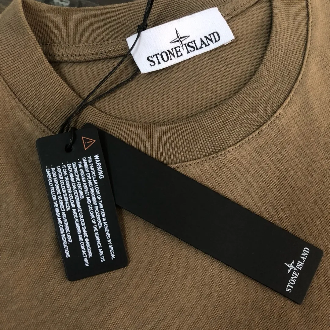 P150 A⭐️Stone Island Latest Couple Style Round Neck Short Sleeve Couple T-shirt ~ Spring and Summer New Product High Quality 🔥🔥Customized Unique Compass Logo Embroidery Logo Embellishment ~ Fashionable and Versatile Trendy Style Customized Imported Fabrics! Comfortable to wear, breathable, fashionable without losing personality, the upper body is casual and casual, handsome and stylish, showing the temperament of a big brand. All three standards are complete! ! Color: Black White Dark Gray Brown Size: SMLXLXXL